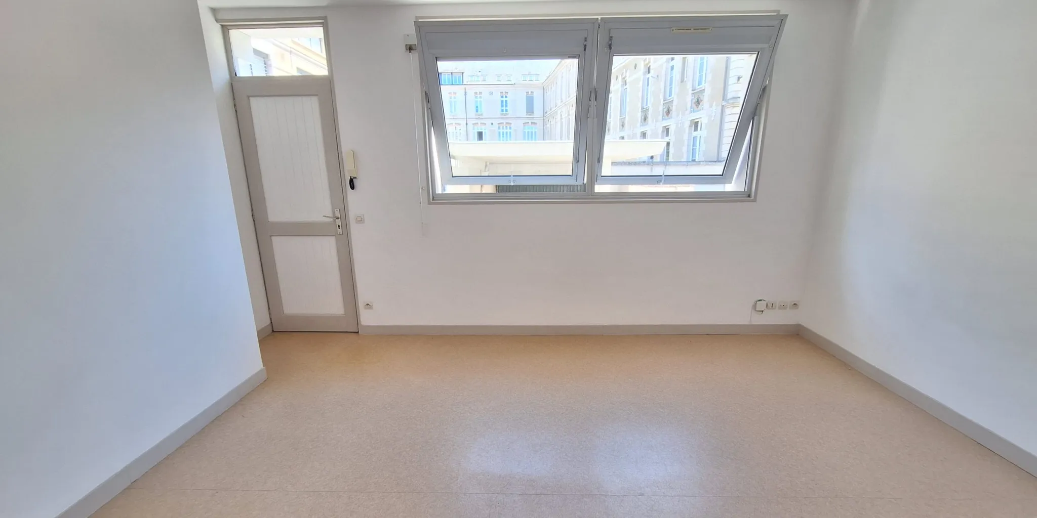  Pièce à vivre nue Appartement T2 de 40 m2 env. à proximité de la Place Jean-Jaurès à vendre sur Tours Centre | Vente 37