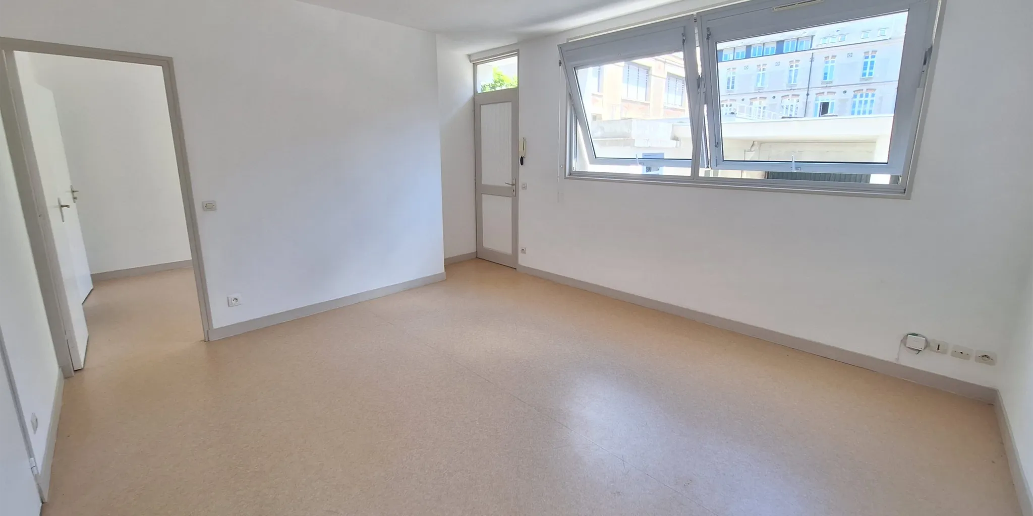 Pièce à vivre nue Appartement T2 de 40 m2 env. à proximité de la Place Jean-Jaurès à vendre sur Tours Centre | Vente 37
