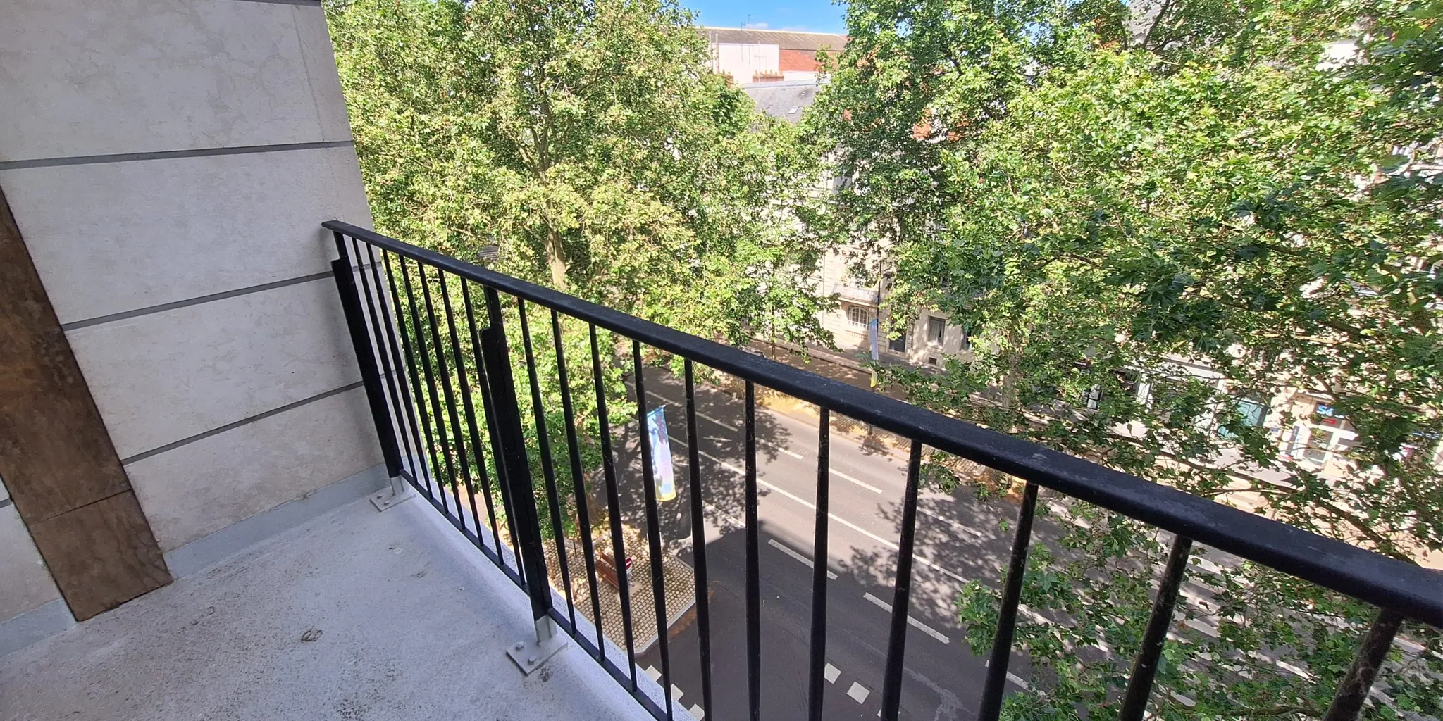 Balcon avec vue sur rue Appartement Type 3 de 60 m2 | Tours Centre à proximité de l'Avenue de Grammont | Vente 37