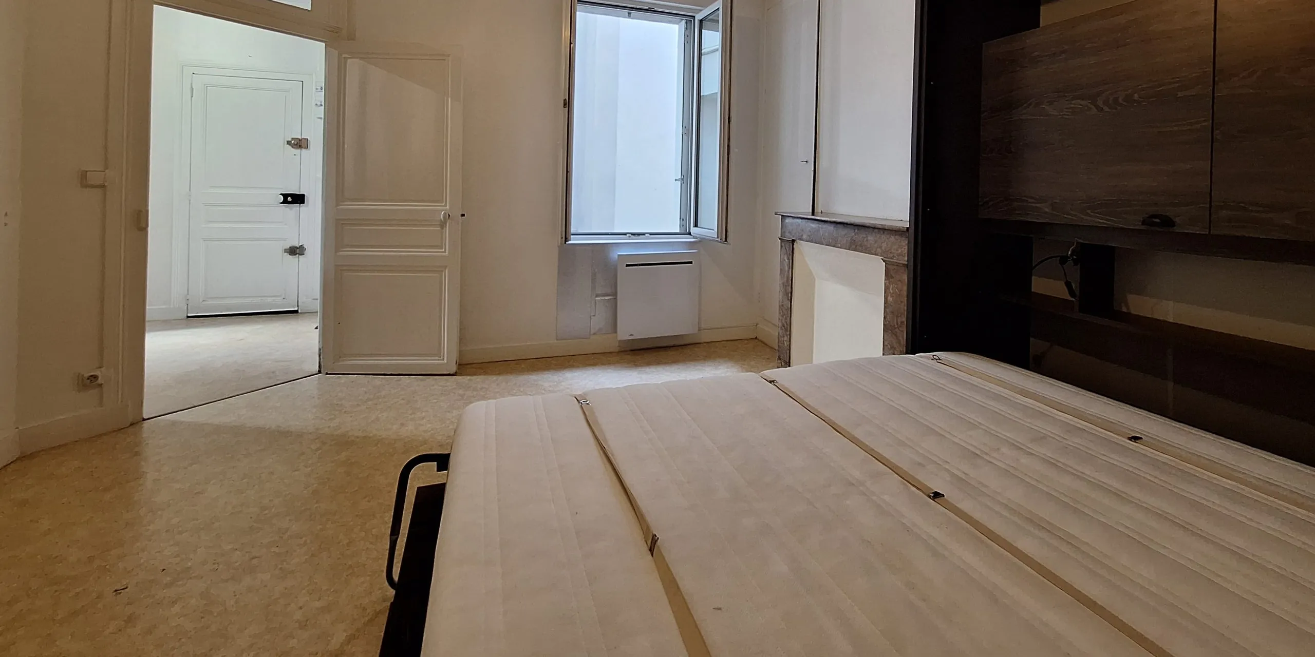 Vue salon avec lit et cheminée Appartement Type 2 de 35 m2 à vendre sur Tours Quartier Velpeau | Vente 37