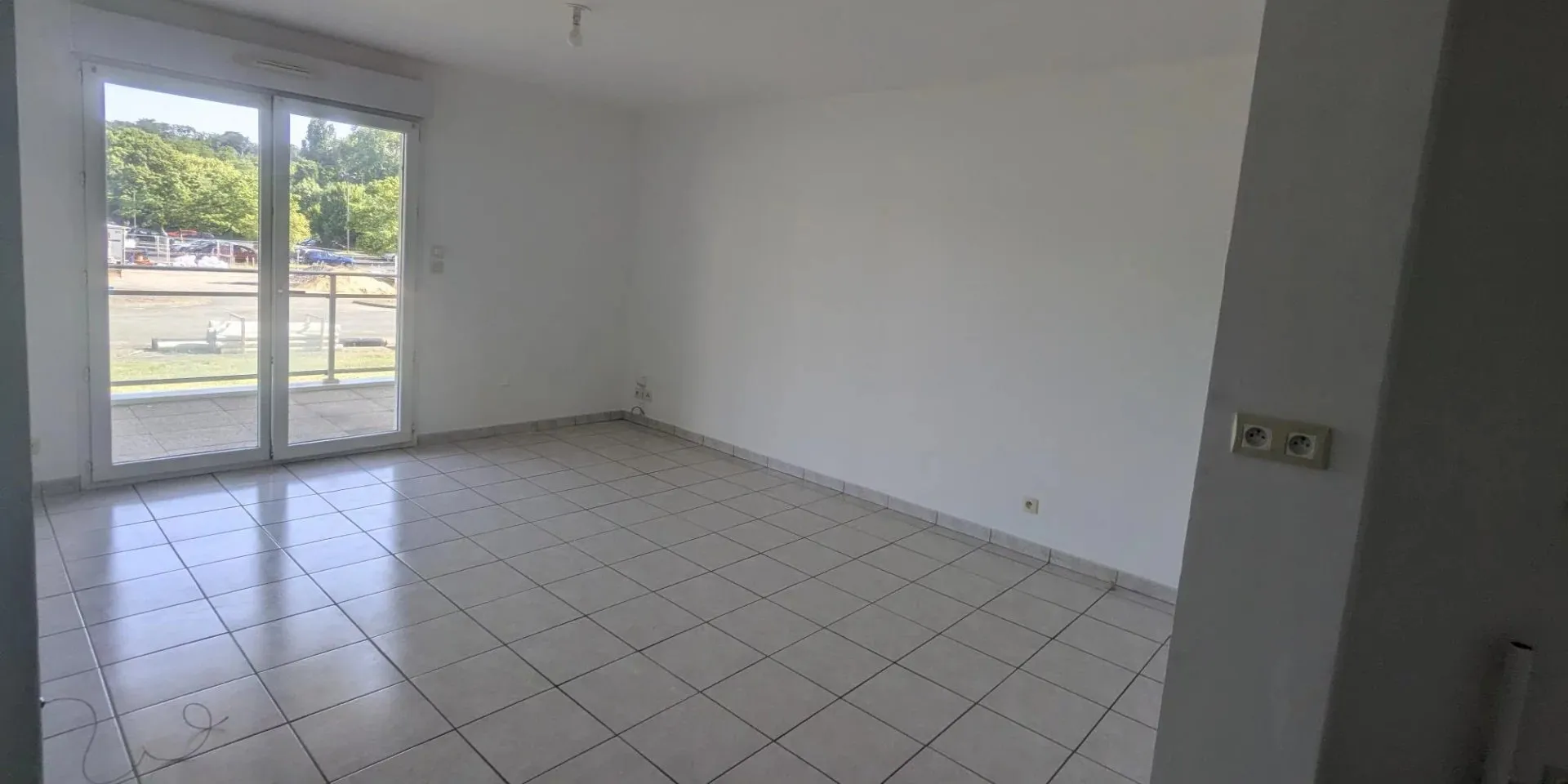vue salon salle à manger appartement T3 à vendre sur Tours, proche piscine du Lac | Vente 37