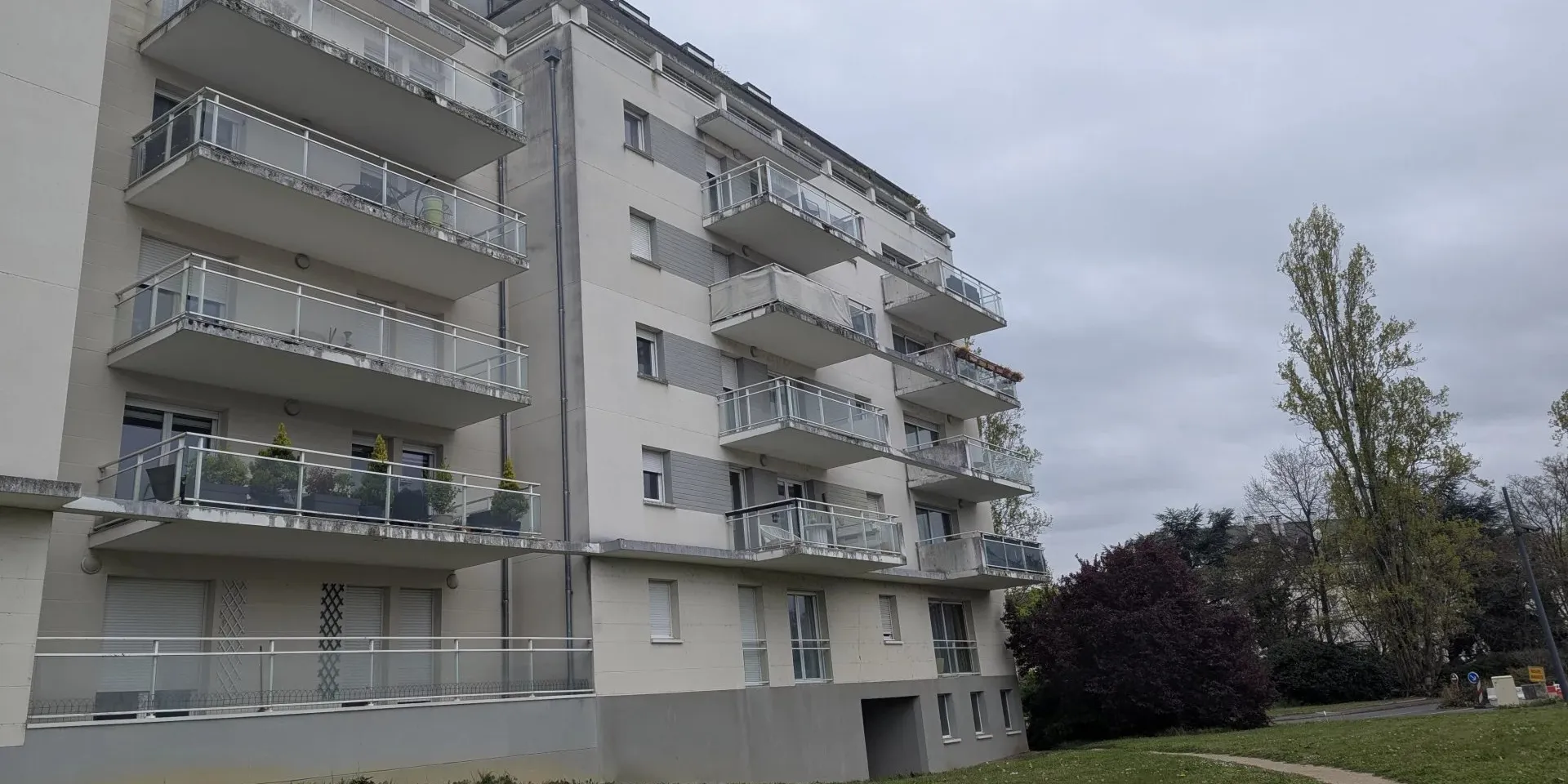 vue facade immeuble appartement T3 à vendre sur Tours, proche piscine du Lac | Vente 37