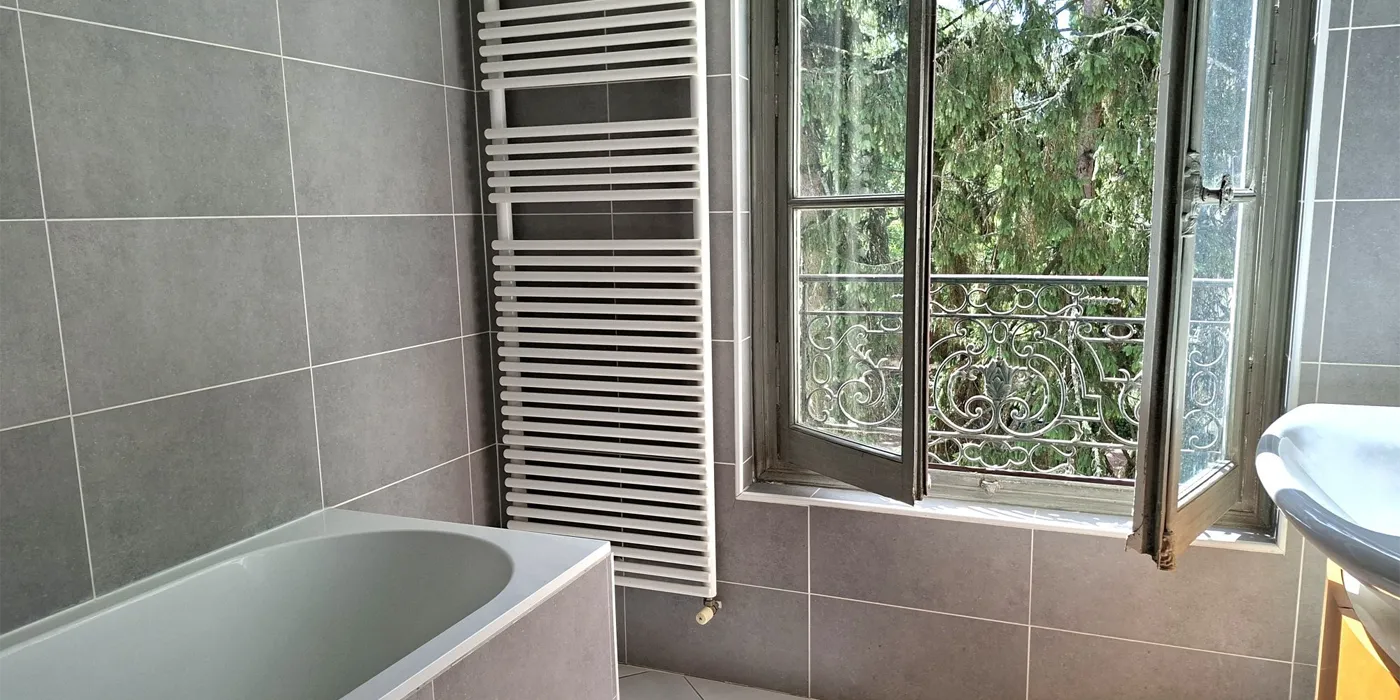 Vue salle de bain appartement Immeuble de 360 m2 avec 4 appartements dont 3 loués à vendre ou pour investir sur Tours Centre, Quartier Avenue de Grammont  | Vente 37