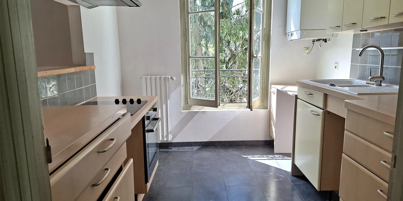 Vue Cuisine aménagé appartement Immeuble de 360 m2 avec 4 appartements dont 3 loués à vendre ou pour investir sur Tours Centre, Quartier Avenue de Grammont  | Vente 37