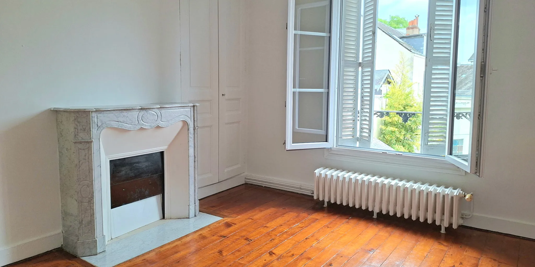 Vue chambre 1 avec cheminée Maison de 135 m2 avec jardin et 3 chambres à vendre sur Tours Centre  | Vente 37