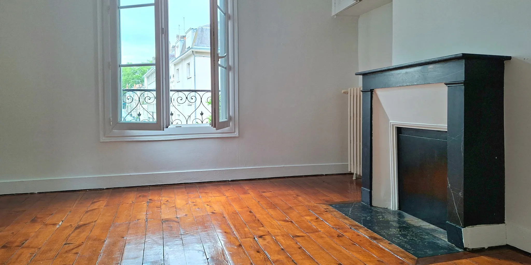Vue chambre 2 avec cheminée marbre Maison de 135 m2 avec jardin et 3 chambres à vendre sur Tours Centre  | Vente 37