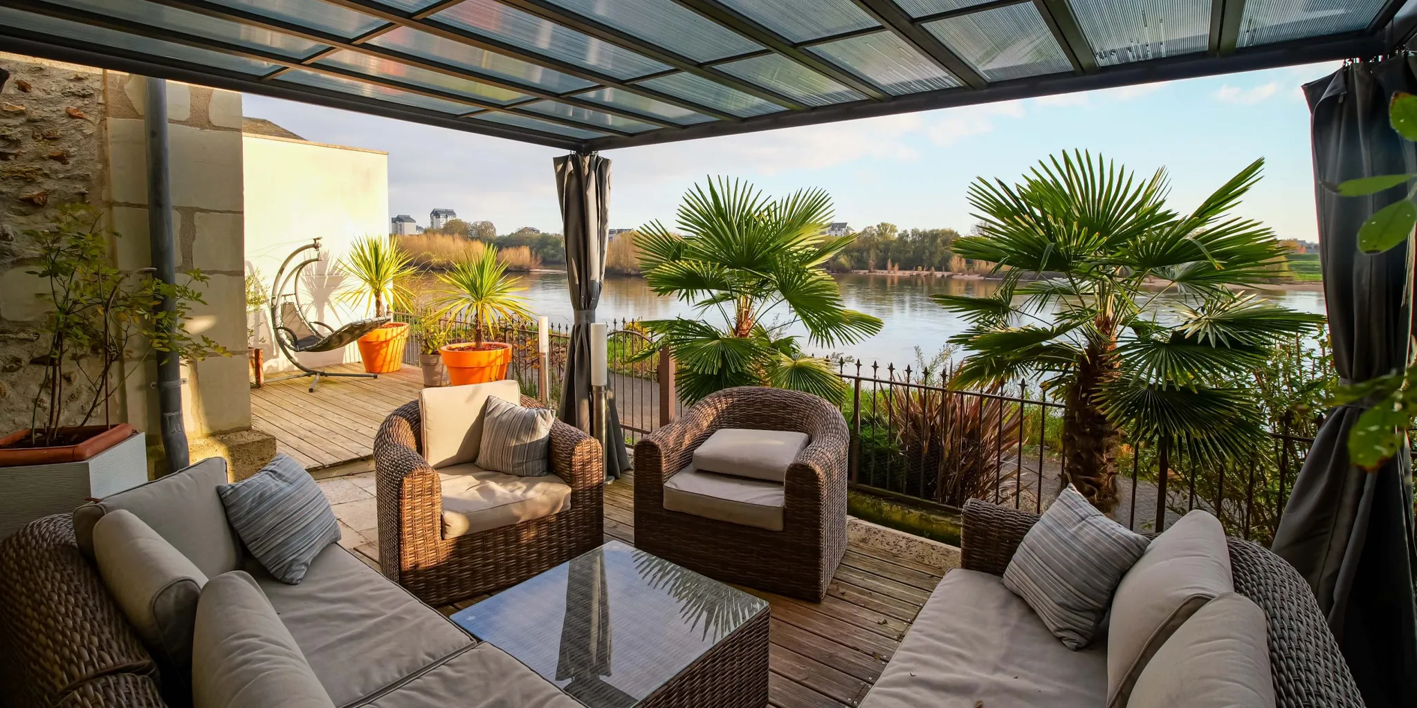 Espace terrase avec vue sur Loire Maison historique de 300 m2 env. sur Saint-Cyr-sur-Loire en bord de La Loire | Vente 37