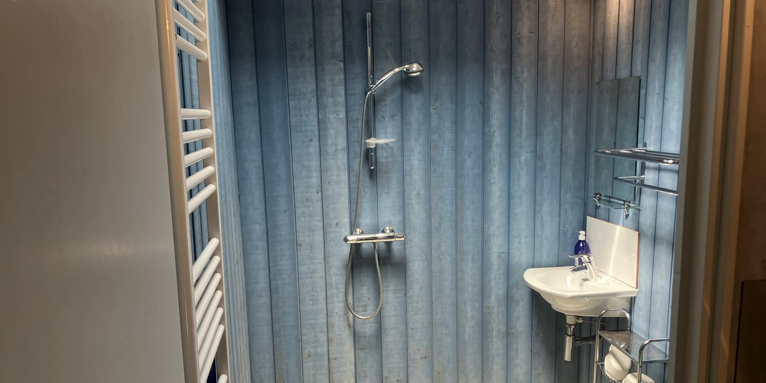 Salle d'eau Maison de 120 m2 avec studio à proximité de l'hôpital bretonneau dans rue calme à vendre sur Tours Centre  | Vente 37