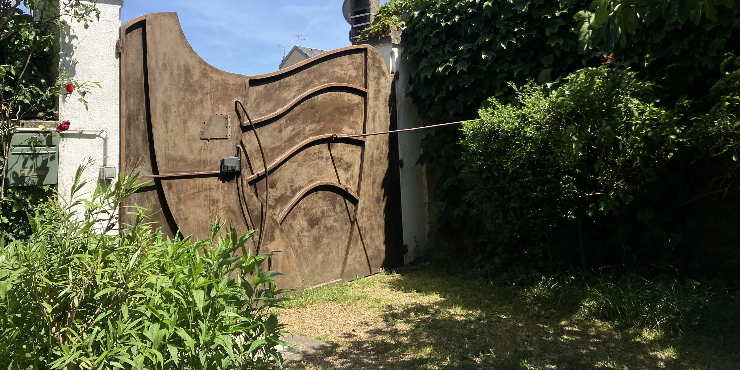 Portail entrée Maison de 120 m2 avec studio à proximité de l'hôpital bretonneau dans rue calme à vendre sur Tours Centre  | Vente 37