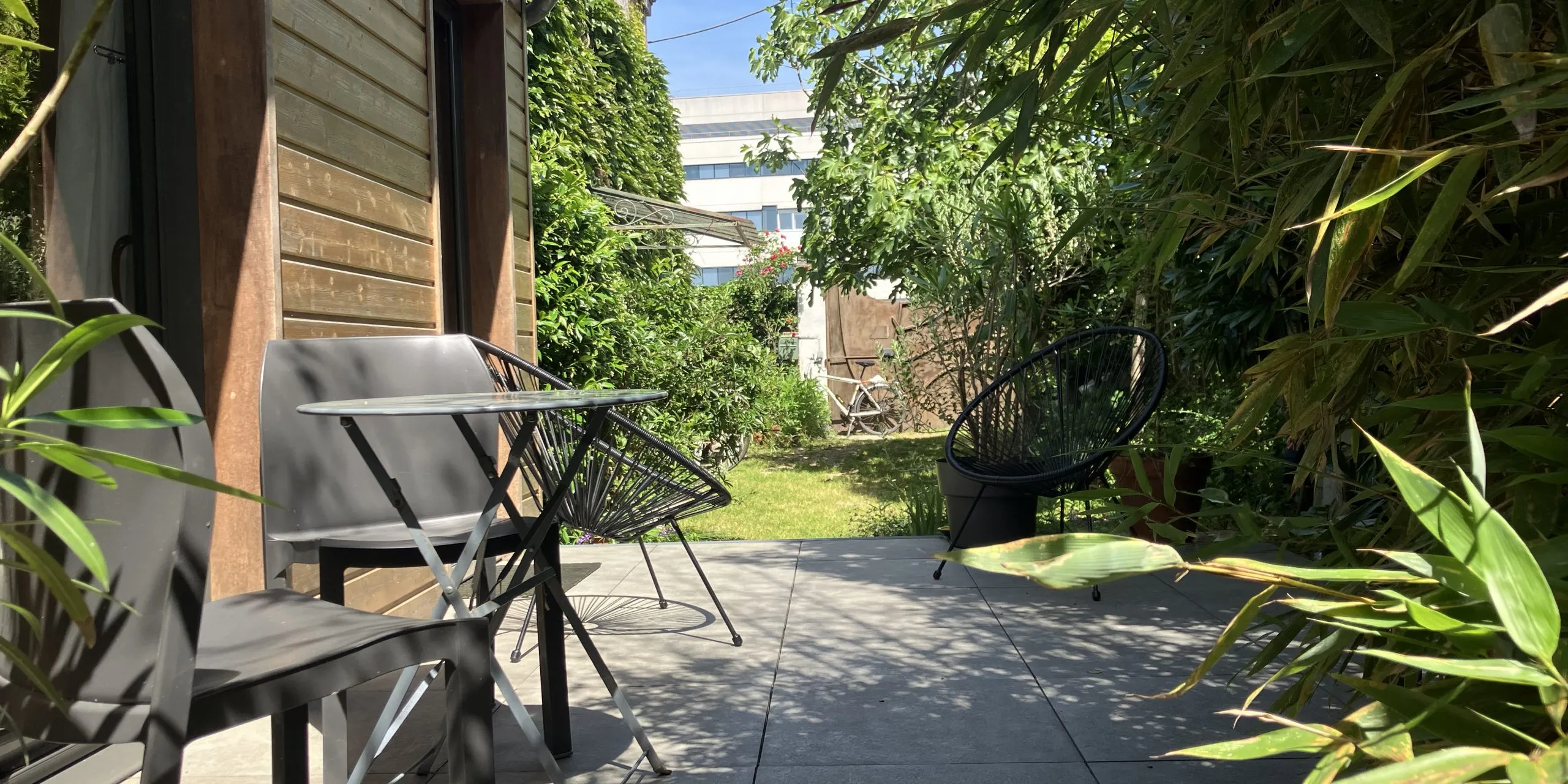 Terrase et jardin facade arrièreMaison de 120 m2 avec studio à proximité de l'hôpital bretonneau dans rue calme à vendre sur Tours Centre  | Vente 37