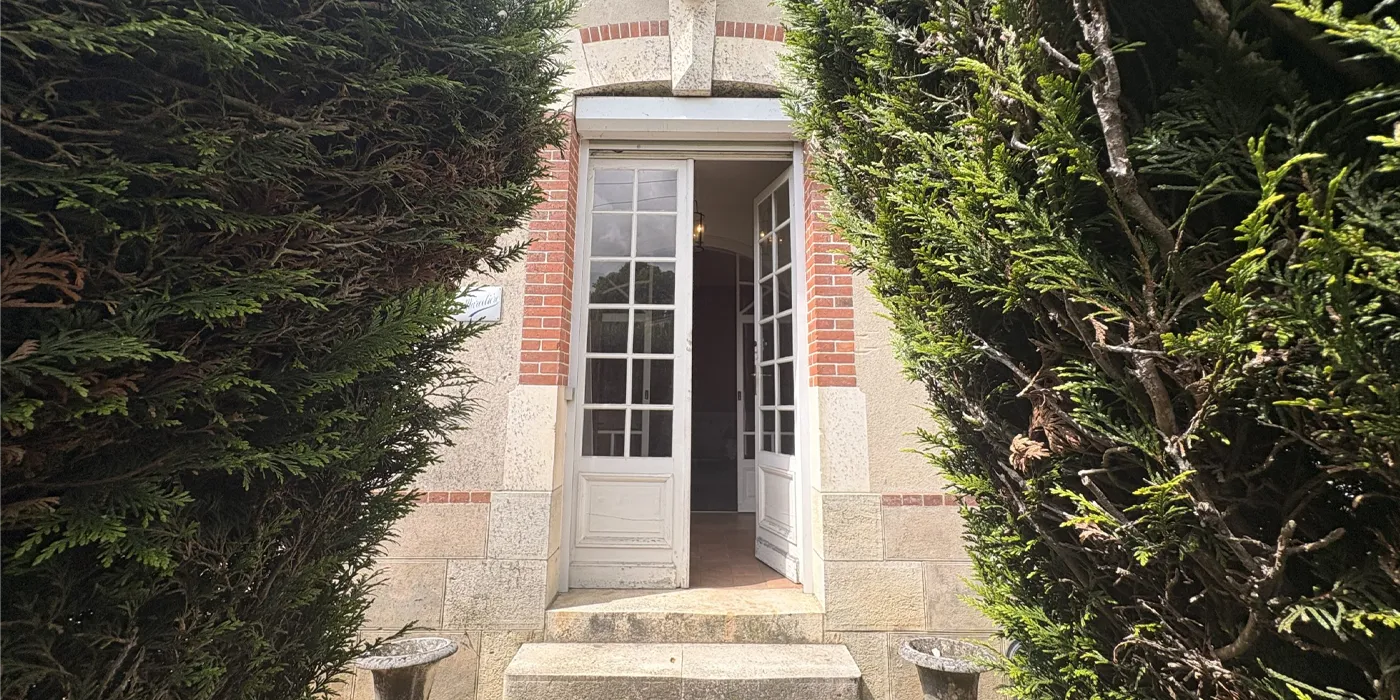 Porte entrée avec porche Maison vigneronne de 125 m2 sur Vouvray avec 2 chambres et caves à vendre sur Vouvray  | Vente 37