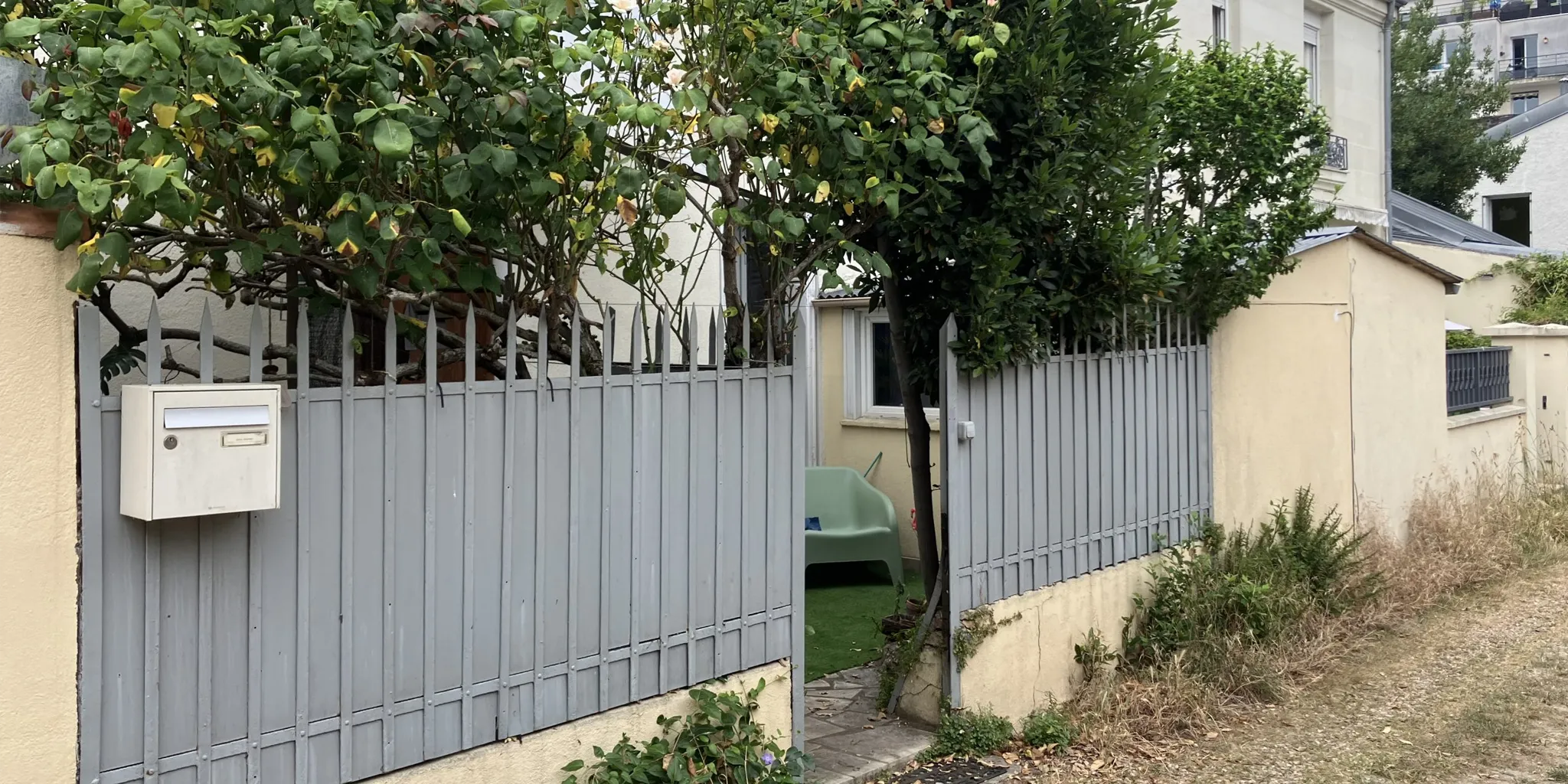 Vue maison entrée extérieure  Maison de ville de 90 m2 au calme dans chemin privé à vendre dans Quartier Grammont sur Tours Centre | Vente 37