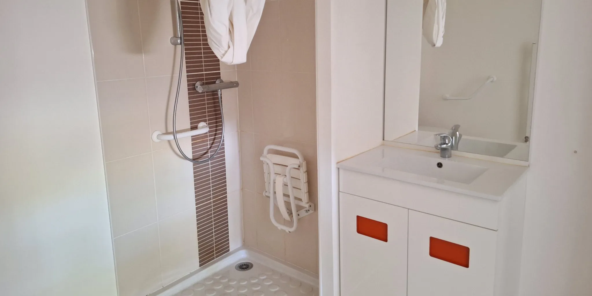 Salle d'eau Appartement Type 2 de 50 m2 env. à deux pas du centre historique de Tours et des bords de Loire | Vente 37