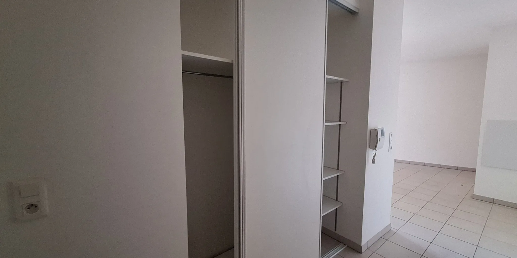 Entrée avec grand placard Appartement Type 2 de 50 m2 env. à deux pas du centre historique de Tours et des bords de Loire | Vente 37