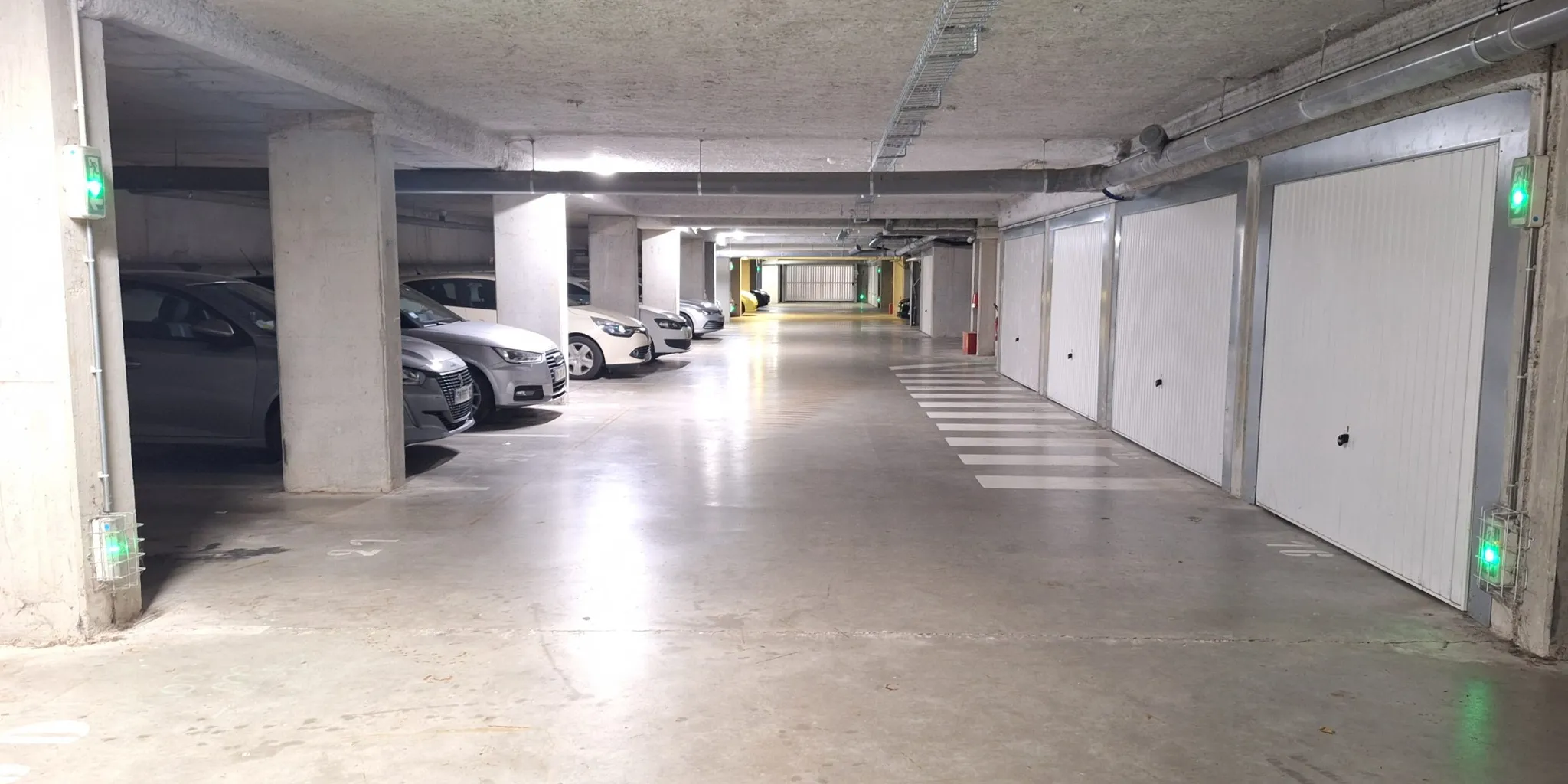 Parking voiture avec place privée Appartement Type 2 de 50 m2 env. à deux pas du centre historique de Tours et des bords de Loire | Vente 37