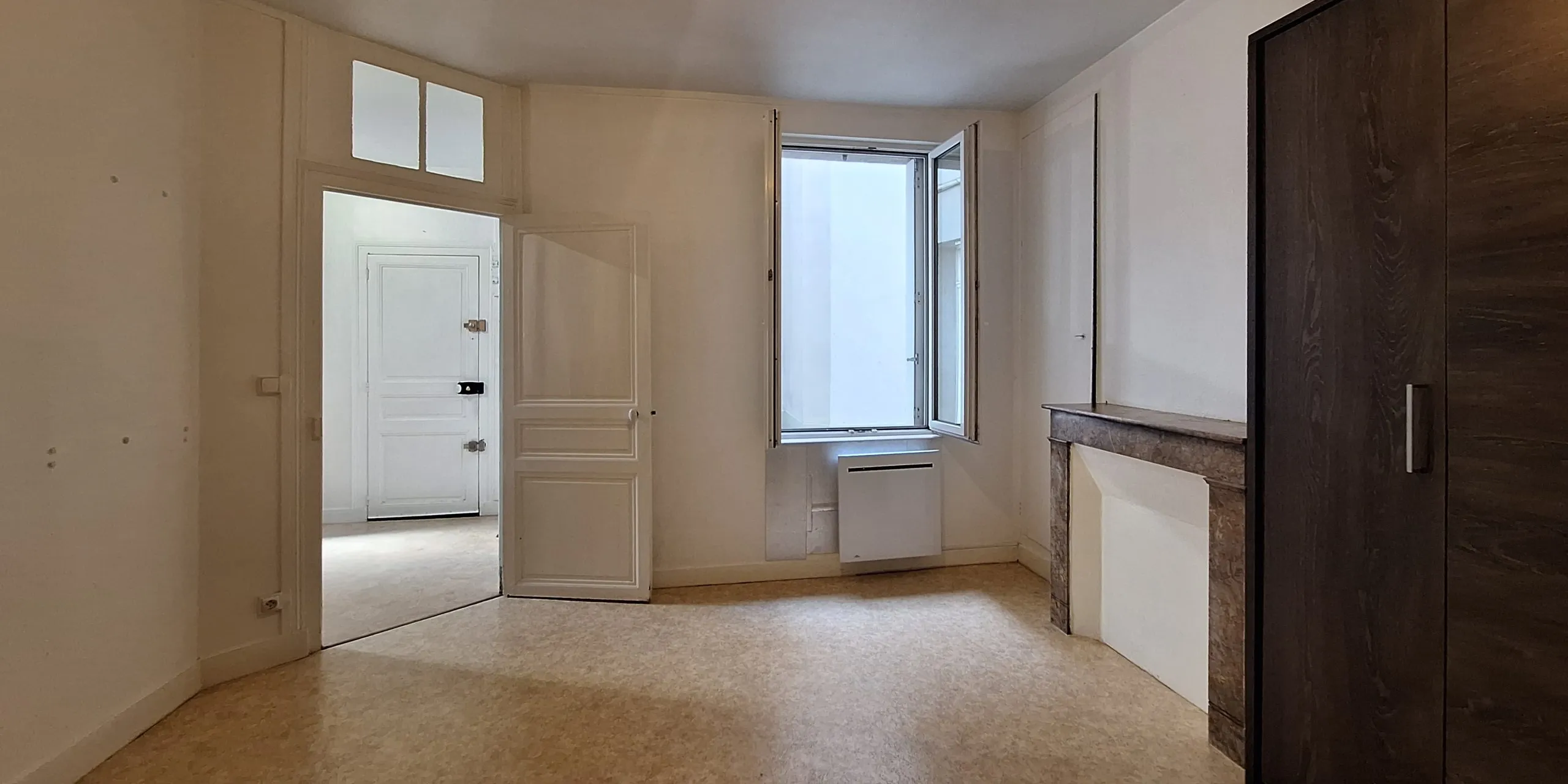 Vue salon entrée Appartement Type 2 de 35 m2 à vendre sur Tours Quartier Velpeau | Vente 37