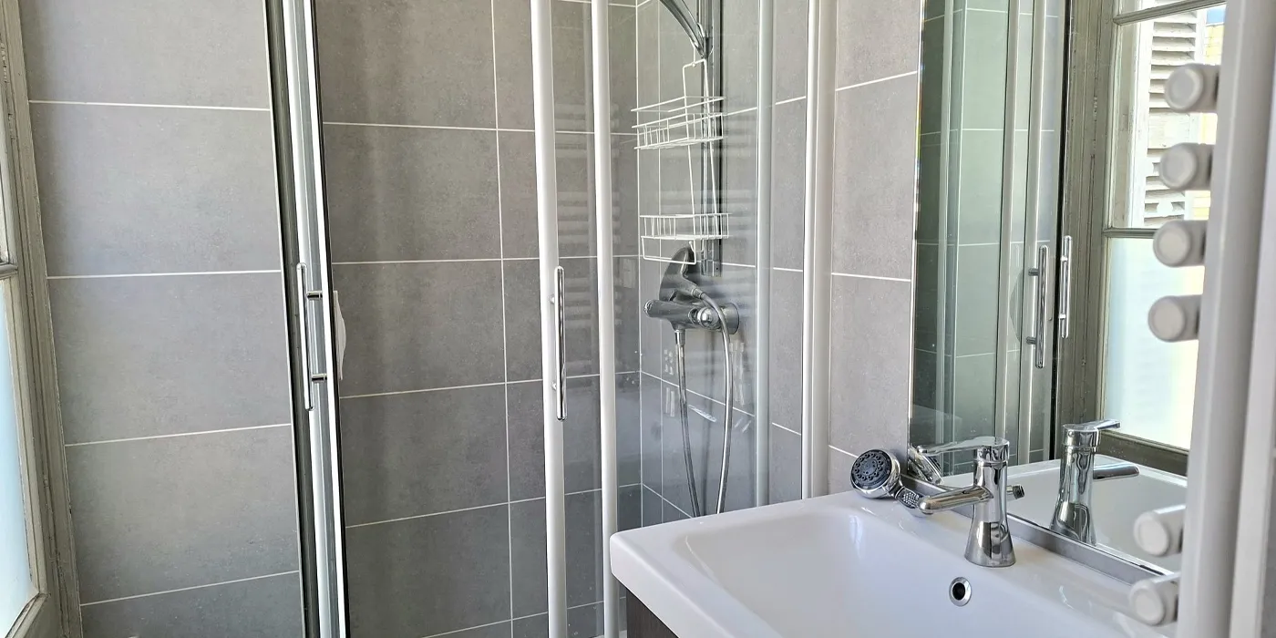 Vue cabine de douche salle d'eau appartement Immeuble de 360 m2 avec 4 appartements dont 3 loués à vendre ou pour investir sur Tours Centre, Quartier Avenue de Grammont  | Vente 37