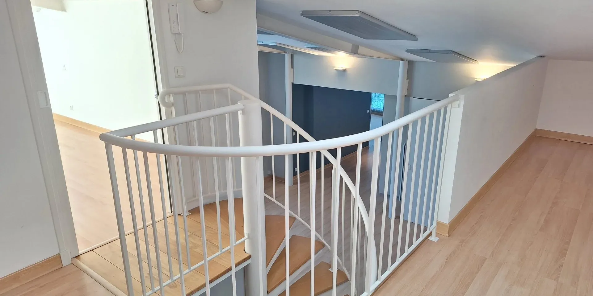 Accès premier étage et entrée Loft de 180 m2 env. avec jardin et 2 chambres à vendre sur Tours Centre, Quartier Cathédrale  | Vente 37