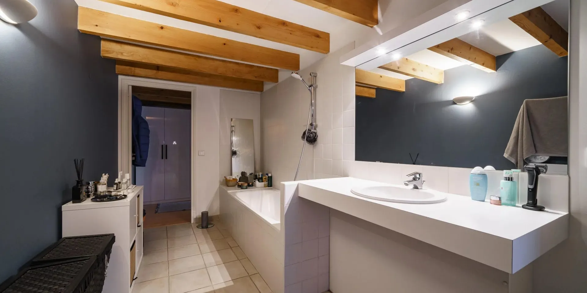 Salle d'eau Loft de 180 m2 env. avec jardin et 2 chambres à vendre sur Tours Centre, Quartier Cathédrale | Vente 37