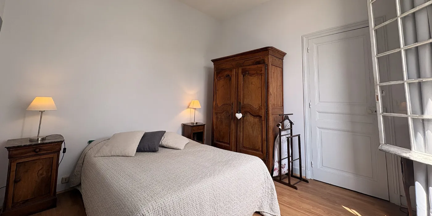 Chambre 1 Maison vigneronne de 125 m2 sur Vouvray avec 2 chambres et caves à vendre sur Vouvray  | Vente 37