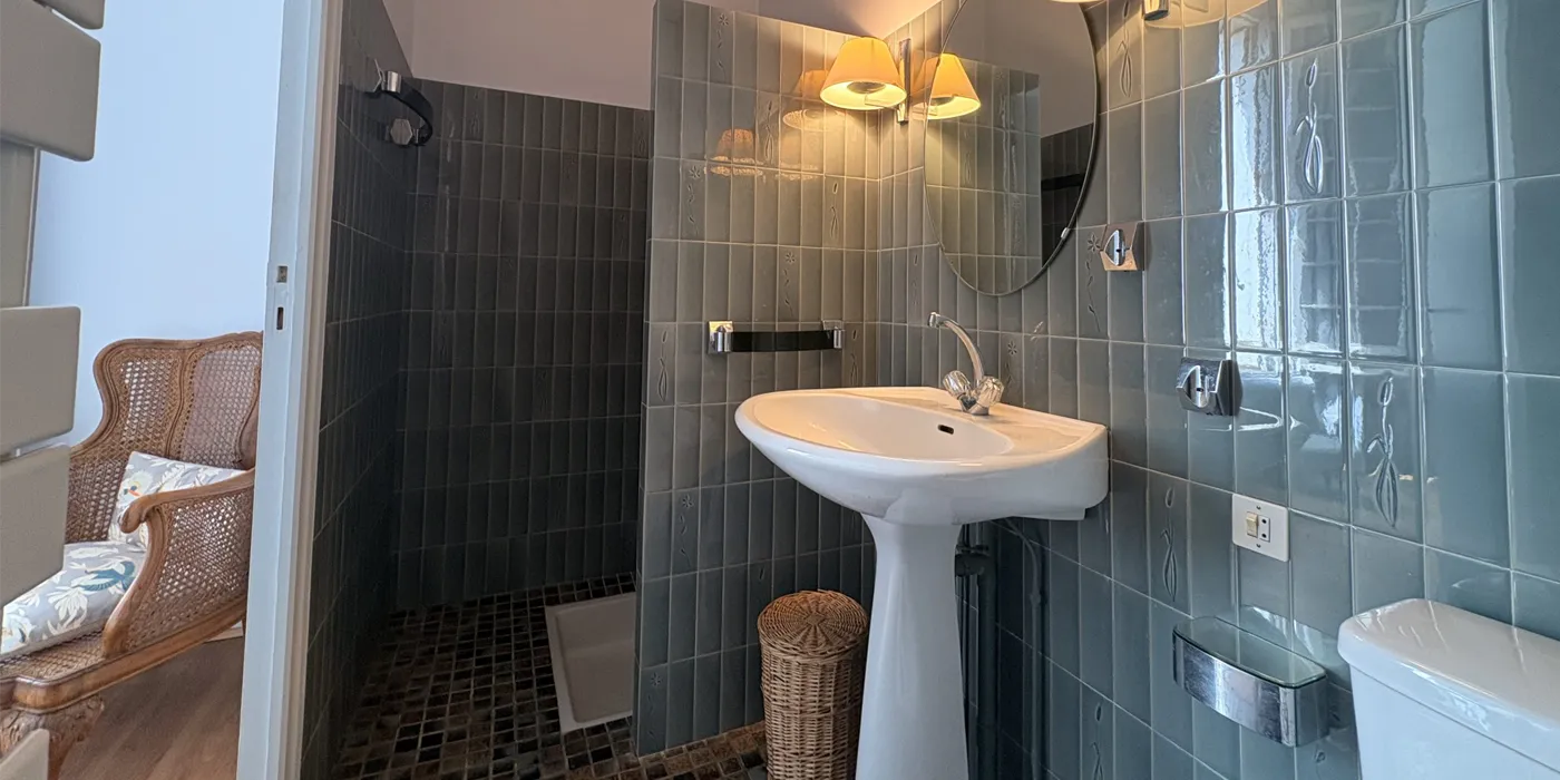 Salle d'eau Maison vigneronne de 125 m2 sur Vouvray avec 2 chambres et caves à vendre sur Vouvray  | Vente 37