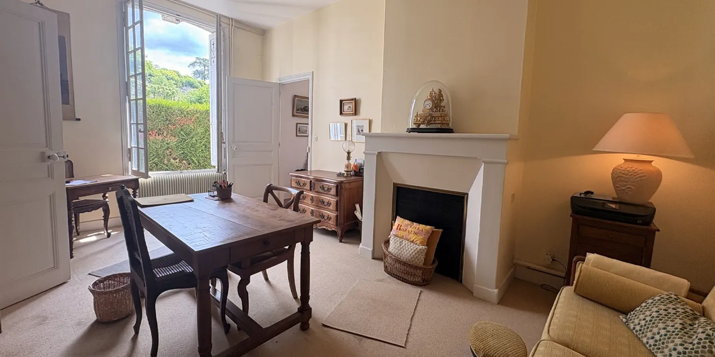 Bureau avec cheminée Maison vigneronne de 125 m2 sur Vouvray avec 2 chambres et caves à vendre sur Vouvray  | Vente 37