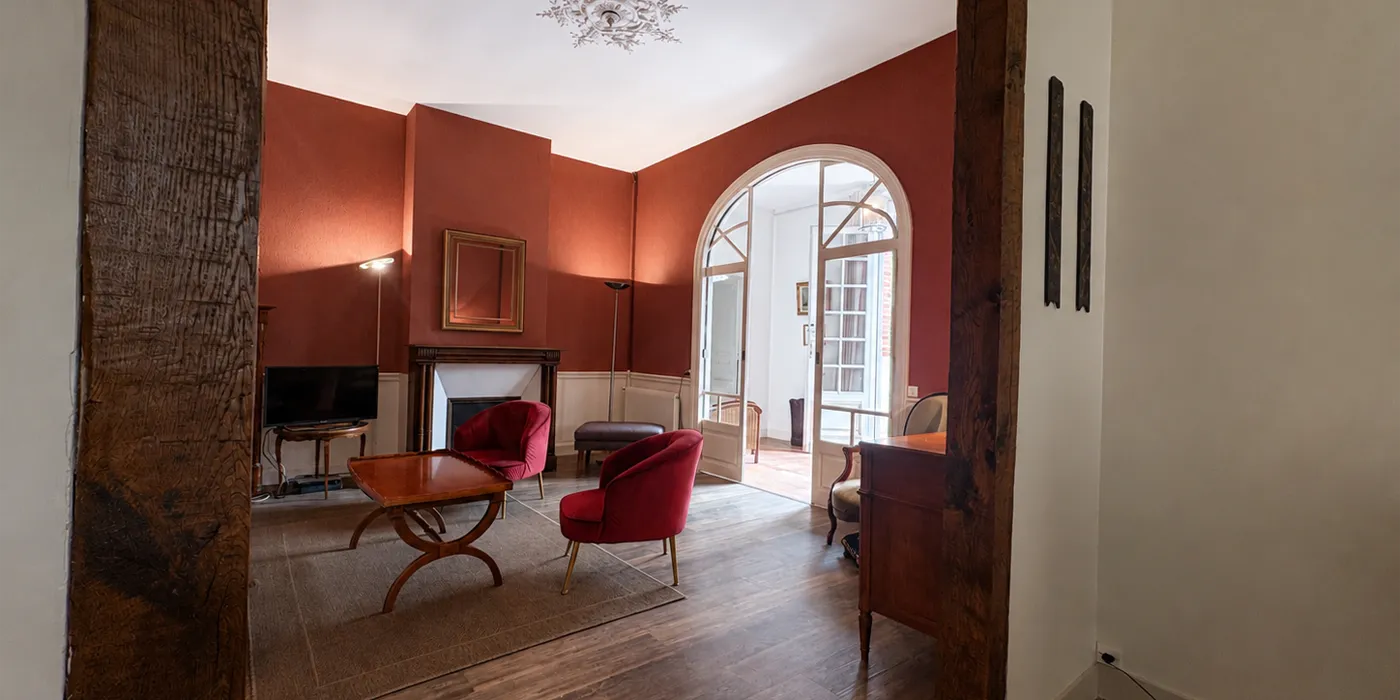 Vue salon avec cheminée Maison vigneronne de 125 m2 sur Vouvray avec 2 chambres et caves à vendre sur Vouvray  | Vente 37