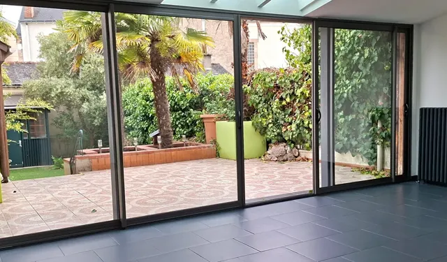 Vue pièce à vivre avec vue terrasse et jardin maison de 135 m2 à vendre sur Tours Centre | Vente 37.fr